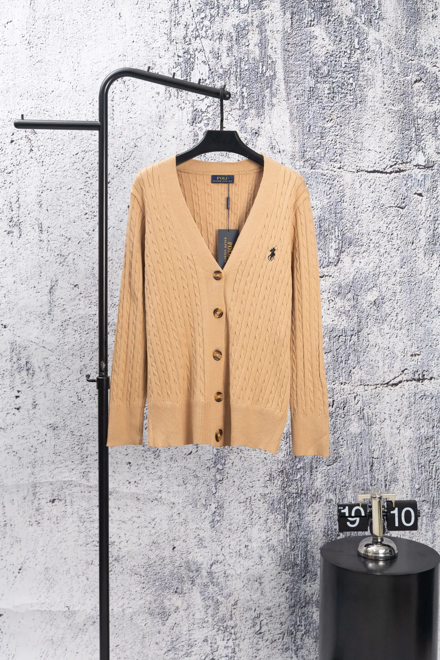 P190 Ralph Lauren Classic V-neck Solid Color Pony Embroidered Logo Knitted Cardigan Long Sleeve Ralph Lauren Classic Basic Versatile Twist Knitted Cardigan Long Sleeve Main supply platform live broadcast Wholesale entity Replenish when out of stock Not removed from the shelves Quality 1:1 patterning Complete three standards Correct version of pony logo Imported quality cotton yarn Focus on high-end Cost-effective Good quality Needless to say Zhao Lusi's same style is really amazing, so sweet I'm so beautiful. This cardigan is really good-looking. It's simple and easy to wear. It's a must-have for goddess ootd. Good-looking clothes are never picky. A must-have in the wardrobe of goddesses. Size: S-XL. Color: Navy blue, red, khaki, dark gray.